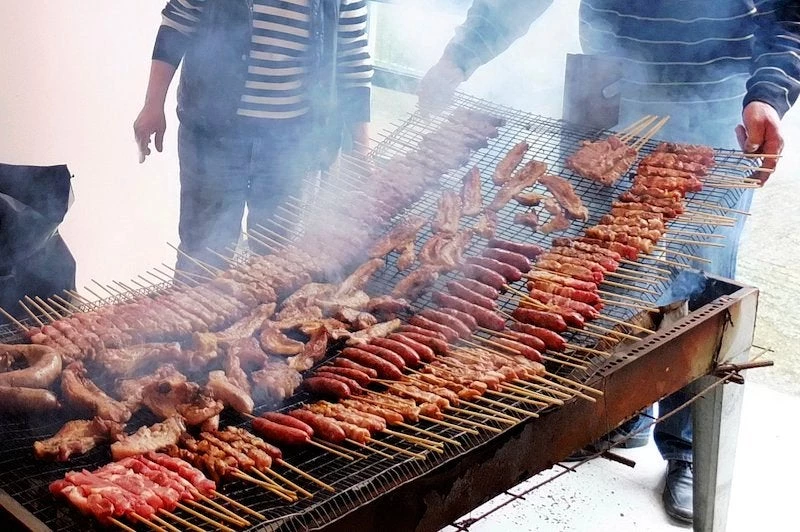 Τσικνοπέμπτη: Στο μέσο της Κρεατινής εβδομάδας βρίσκεται η Τσικνοπέμπτη η οποία είναι η πέμπτη ημέρα της δεύτερης εβδομάδος του Τριωδίου, η Τσικνοπέμπτη τυγχάνει 11 ημέρες πριν την Καθαρά ∆ευτέρα